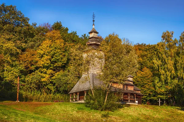 Vieille église en bois sur une colline près de la forêt. Paysage rural d'automne — Photo