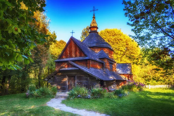 Igreja ortodoxa rural de madeira velha — Fotografia de Stock