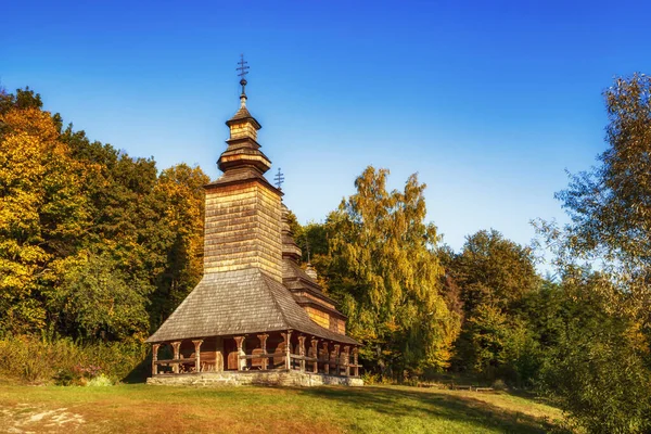 Vieille église en bois sur une colline près de la forêt. Paysage rural d'automne — Photo