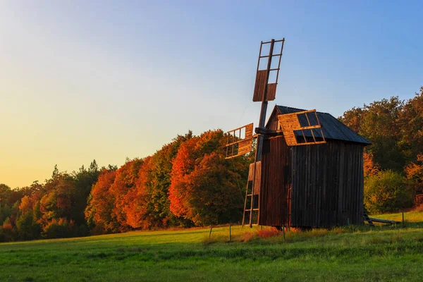 Coucher Soleil Soleil Illumine Vieux Moulin Vent Bois Paysage Rural — Photo