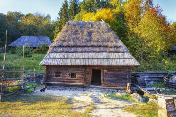 Moinho de água de madeira antigo. Outono paisagem rural . — Fotografia de Stock