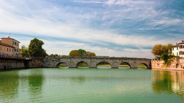 Rimini 'deki Tiberius köprüsü beyaz bulutlu mavi gökyüzünün arka planında