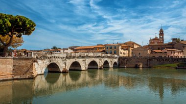 Rimini 'deki Tiberius köprüsü beyaz bulutlu mavi gökyüzünün arka planında