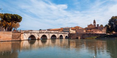 Rimini 'deki Tiberius köprüsü beyaz bulutlu mavi gökyüzünün arka planında