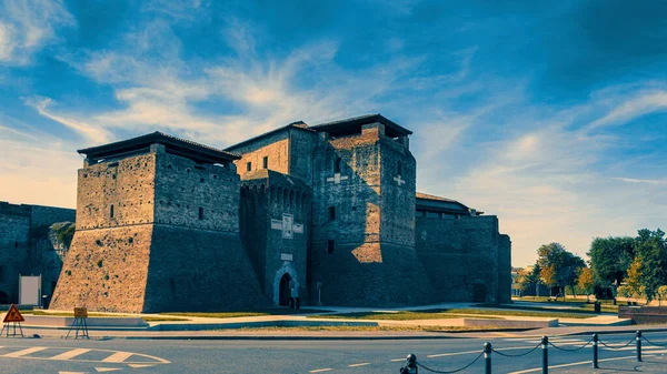 Sismondo Kalesi bulutlu gökyüzüne karşı. Rimini. İtalya