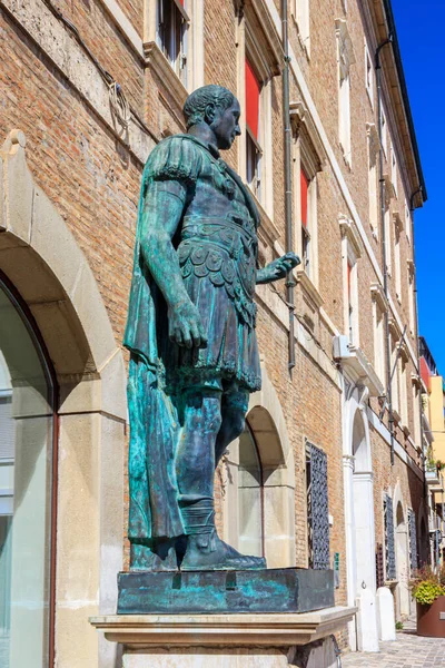 İtalya, Rimini 'de Julius Caesar' ın heykeli