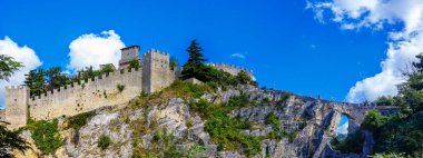 San Marino 'nun kale duvarı manzarası. Panorama