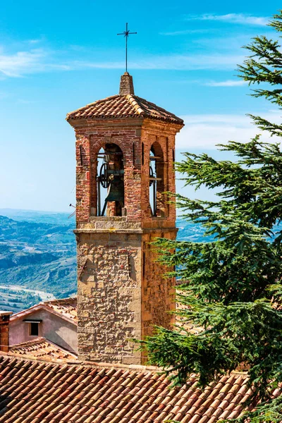 St. Francis, San Marino Kilisesi 'nin çan kulesi.