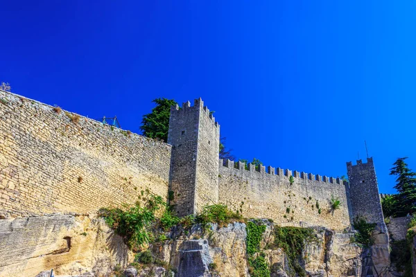 San Marino 'nun kale duvarı manzaralı.