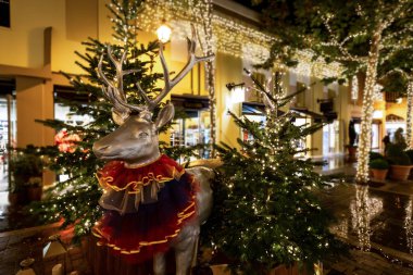 Her şey Festival alışveriş için hazırdır. Noel, çelenk, çam ağaçları, rakamlar tarafından dekore edilmiş sokak.
