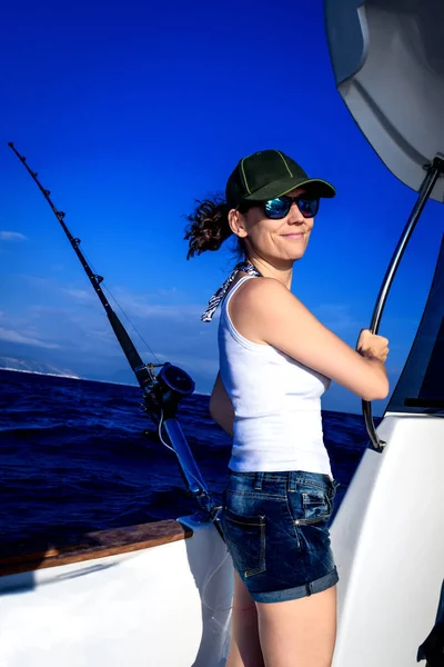 Rapariga Pesca Marítima Menina Contra Fundo Mar Pescador Mar Trolling — Fotografia de Stock