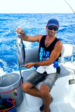 Deniz balıkçılığı acımasız genç adam. Trolling.