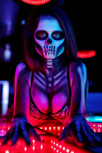 Sexy dívka v halloween make-up na skleněnou podlahu — Stock fotografie