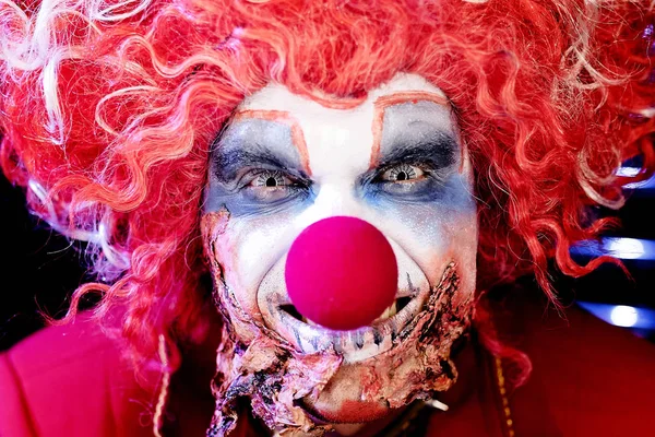 Pagliaccio cattivo per Halloween in trucco spaventoso — Foto Stock