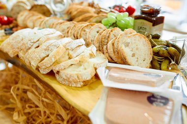 Fotoğraf dilimlenmiş ekmek meyve ve sebze yakınında kapatın