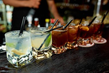 Alkollü kokteyller viski kola ve limon ve rum sprite ve bardaklarda limon ile 