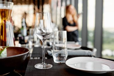 Boş cam kadehler ve Sofra Restoran