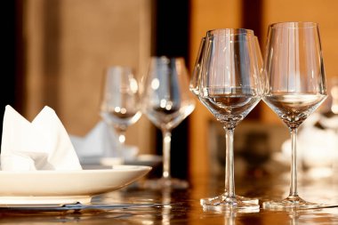 Kırmızı ve beyaz şarap restoranda boş cam kadehler