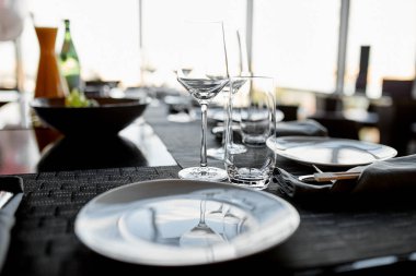 cam temiz ve bir restoran tablo plakası