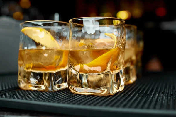 メガネで皮をむくオレンジ アルコール カクテル ウイスキー — ストック写真