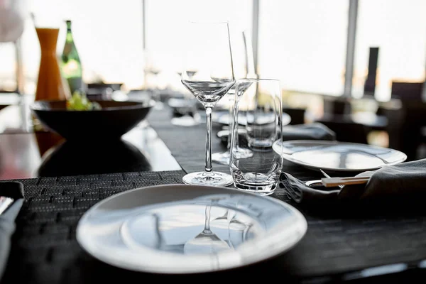 Sauberes Glas und Teller auf dem Tisch in einem Restaurant — Stockfoto