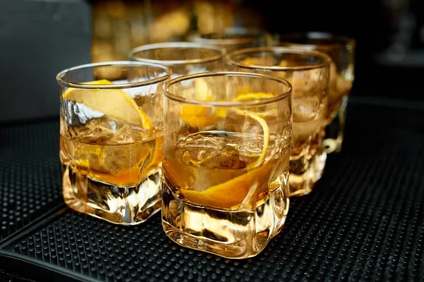 バーでグラスにオレンジの皮とアルコール カクテル ウイスキー — ストック写真