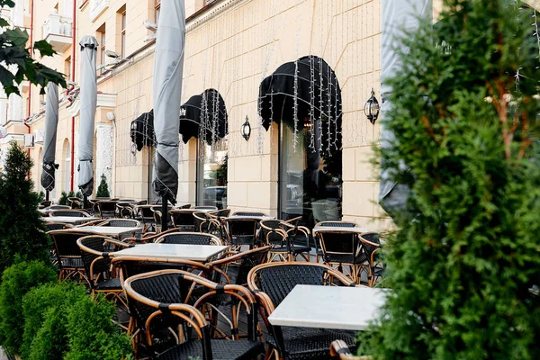 pahalı bir restoran hasır açık siyah mobilya