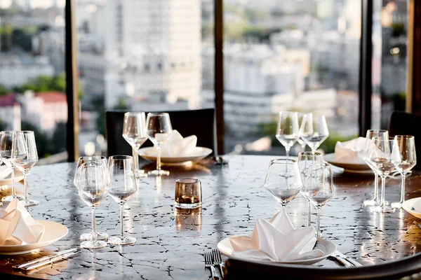 Vasos vacíos y mesa con un hermoso fondo en un restaurante — Foto de Stock