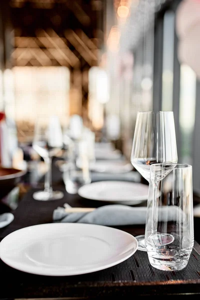 Vidro limpo e prato na mesa em um restaurante — Fotografia de Stock