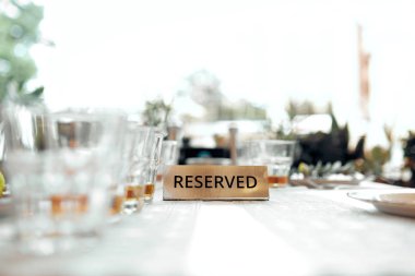 beyaz masa örtüsü bir restoranda rezerve plaka