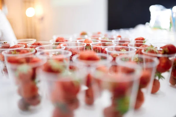 Strawberry Snack Plastic Glasses Restaurant — Stock Photo, Image