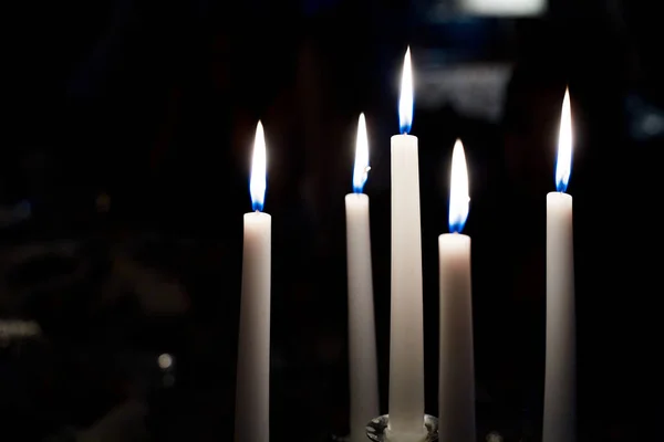 Πέντε Λευκά Κεριά Μαύρο Φόντο — Φωτογραφία Αρχείου