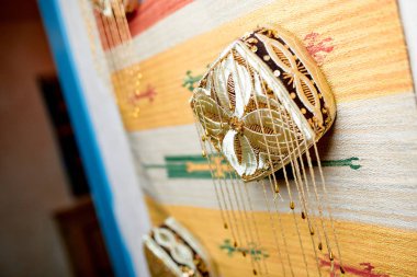 boncuk duvar dekor şişkin çiçeklerle