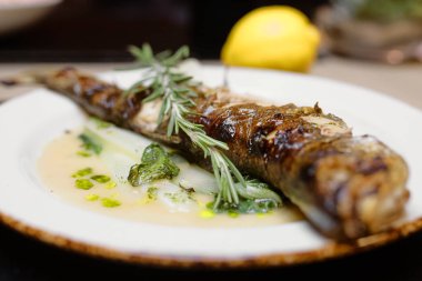beyaz balık limon ile temizlenir