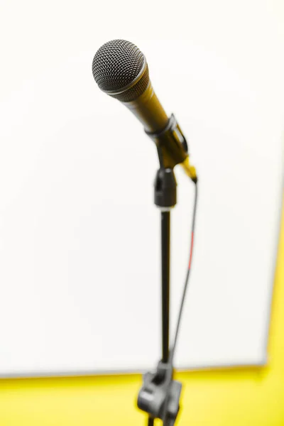 Чорний мікрофон на білому фоні на підставці — стокове фото
