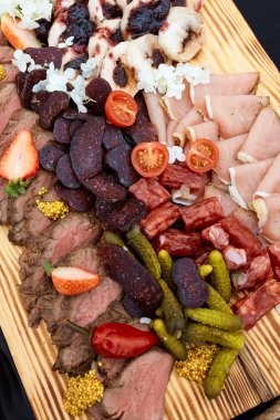 Salatalık turşusu ile jambon meze