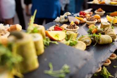 bir restoran turuncu yeşil krep rulo