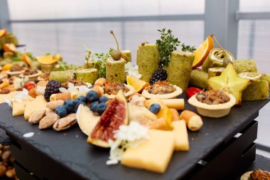 bir restoranda limonlu yeşil krep rulo