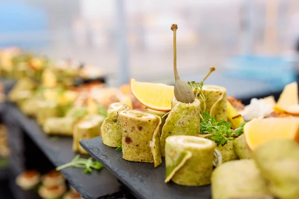 Green pancake rolls with lemon in a restaurant — Stock Photo, Image