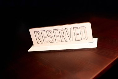 metal plaka tabloya bir restoranda rezerve