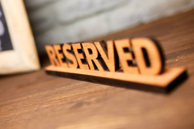 bir tablo bir restoranda rezerve plaka