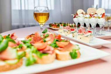 domates ve fesleğen bir tabak ve bardak beyaz şarap ile bruschetto 