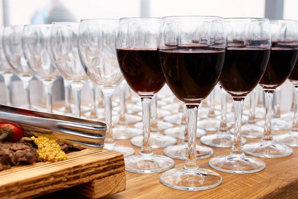 Molti bicchieri di vino vuoti e bicchieri con vino rosso — Foto Stock