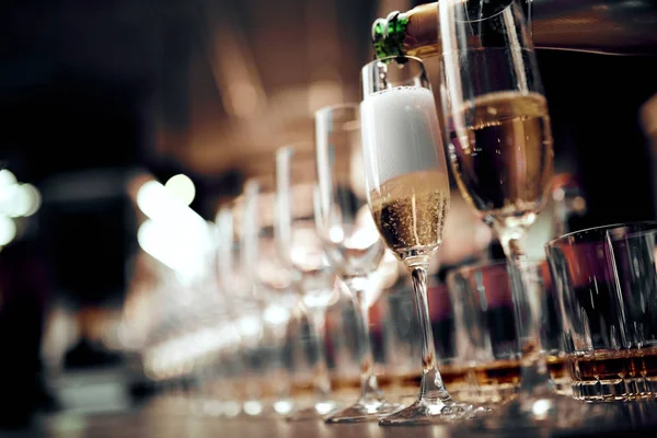 Vele glazen champagne en whiskey glazen — Stockfoto