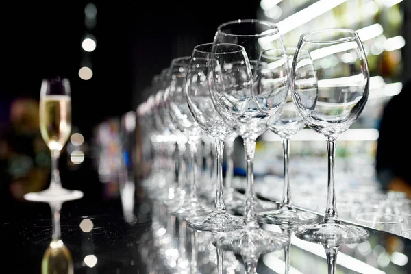 シャンパンと空のワイングラスのガラス — ストック写真