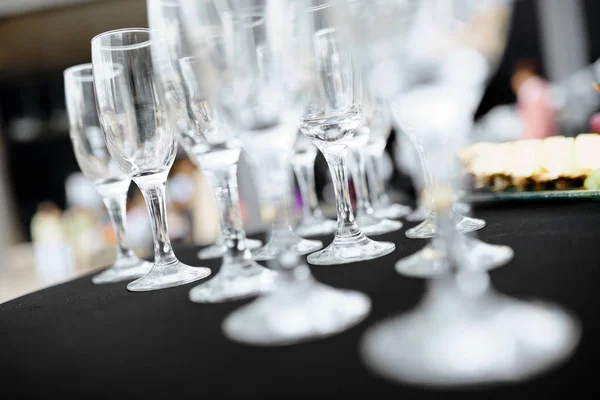 Empty wine glasses on a white tablecloth on a table — Stock Photo, Image