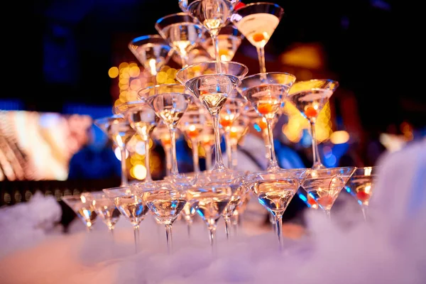 Martini glazen gevuld met cocktails — Stockfoto