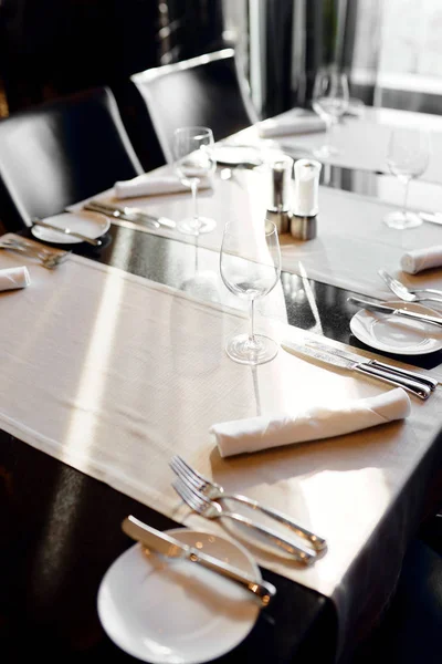 Besteck und Weingläser auf einem schwarzen Tisch — Stockfoto