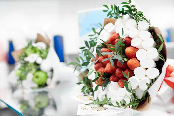 Bouquet mit Eukalyptus, Eibisch und Erdbeeren in Bastelpapier Stockbild