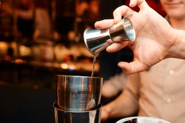 Barmen kokteyl shaker dökülen